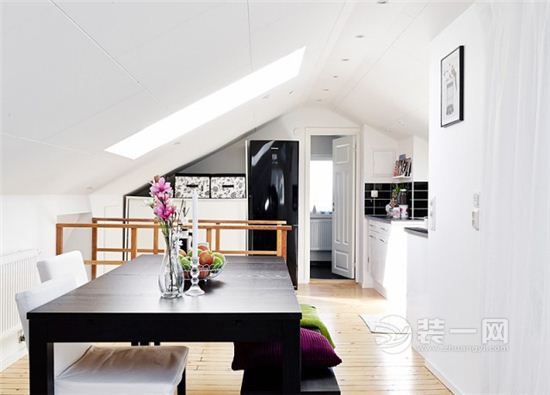 阁楼改造竟然可以这样设计 变客厅变书房功能超强