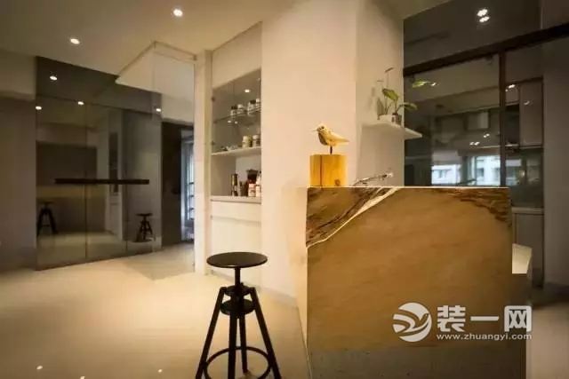 原木制作的榻榻米高台,随时想 画室的雕塑,像似在默默诉说着这