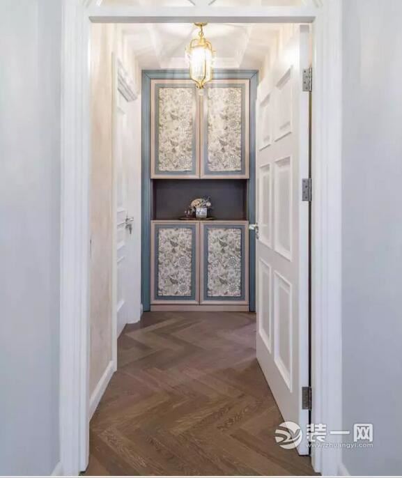 卫生间采用仿石材的瓷砖,配合金 厨房原来的门封起来之后用了一半