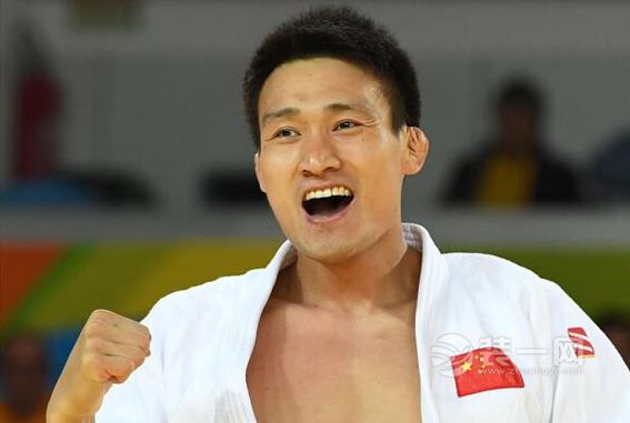 男子90公斤级铜牌争夺赛,中国选手程训钊战胜了蒙古选手腊吴格苏荣,为