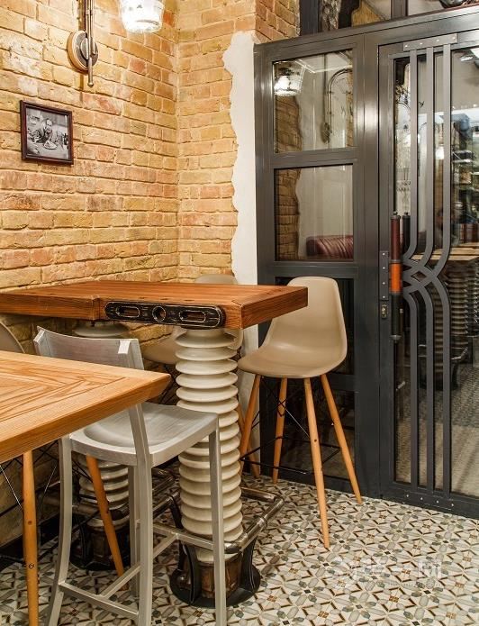 工业风小咖啡厅设计 铸铁铆钉还原几十年前工厂时代