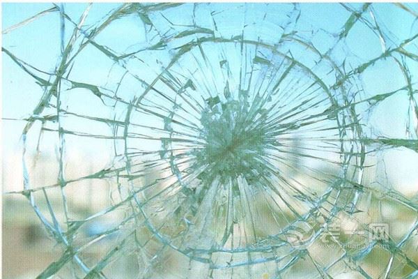 浴室钢化玻璃自爆炸伤11岁男孩 冬季如何防自爆?