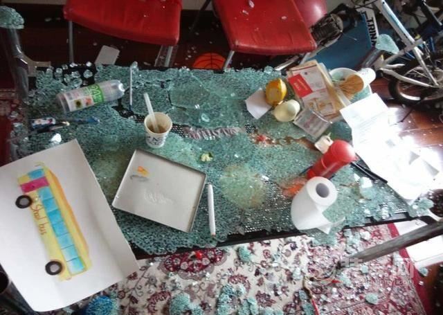 王先生说,幸亏发生在凌晨,桌子周围没人,否则不堪设想.